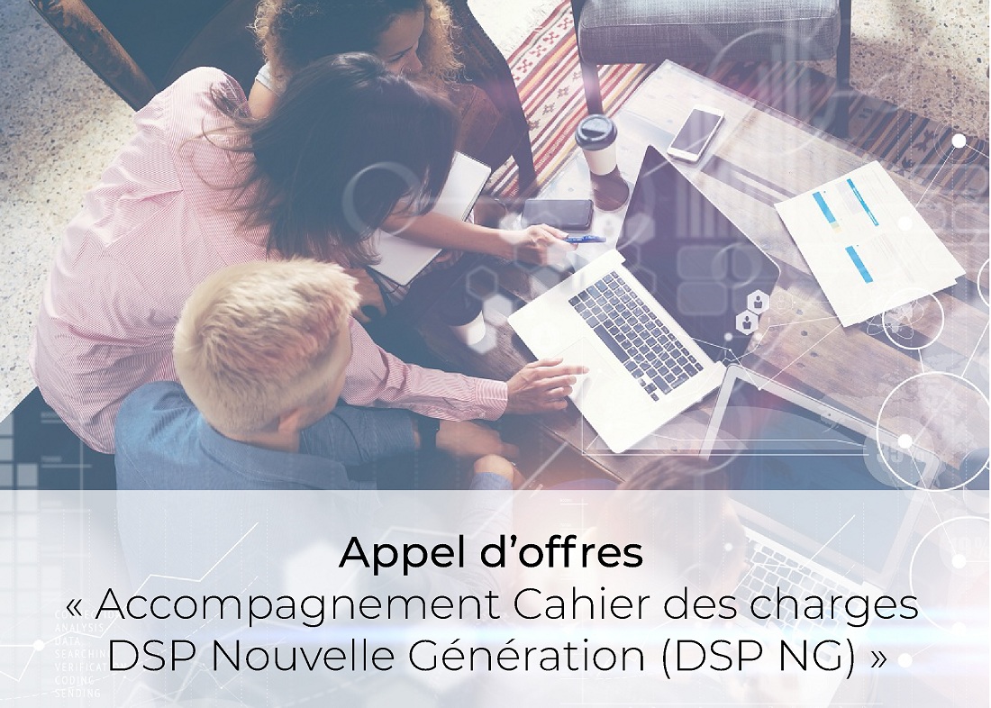Personnes autour d'un ordinateur