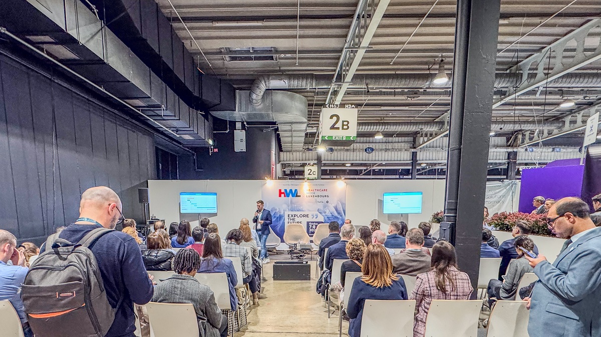 Espace avec personnes assistant à la conférence