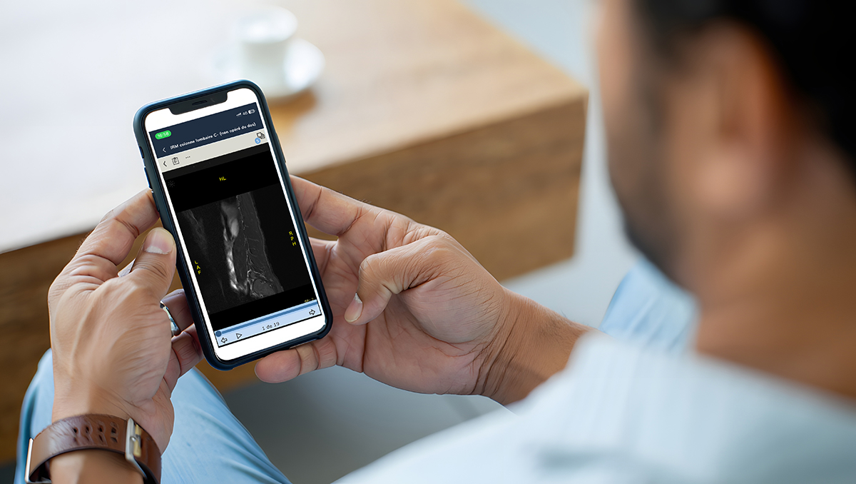 Homme qui regarde son téléphone portable