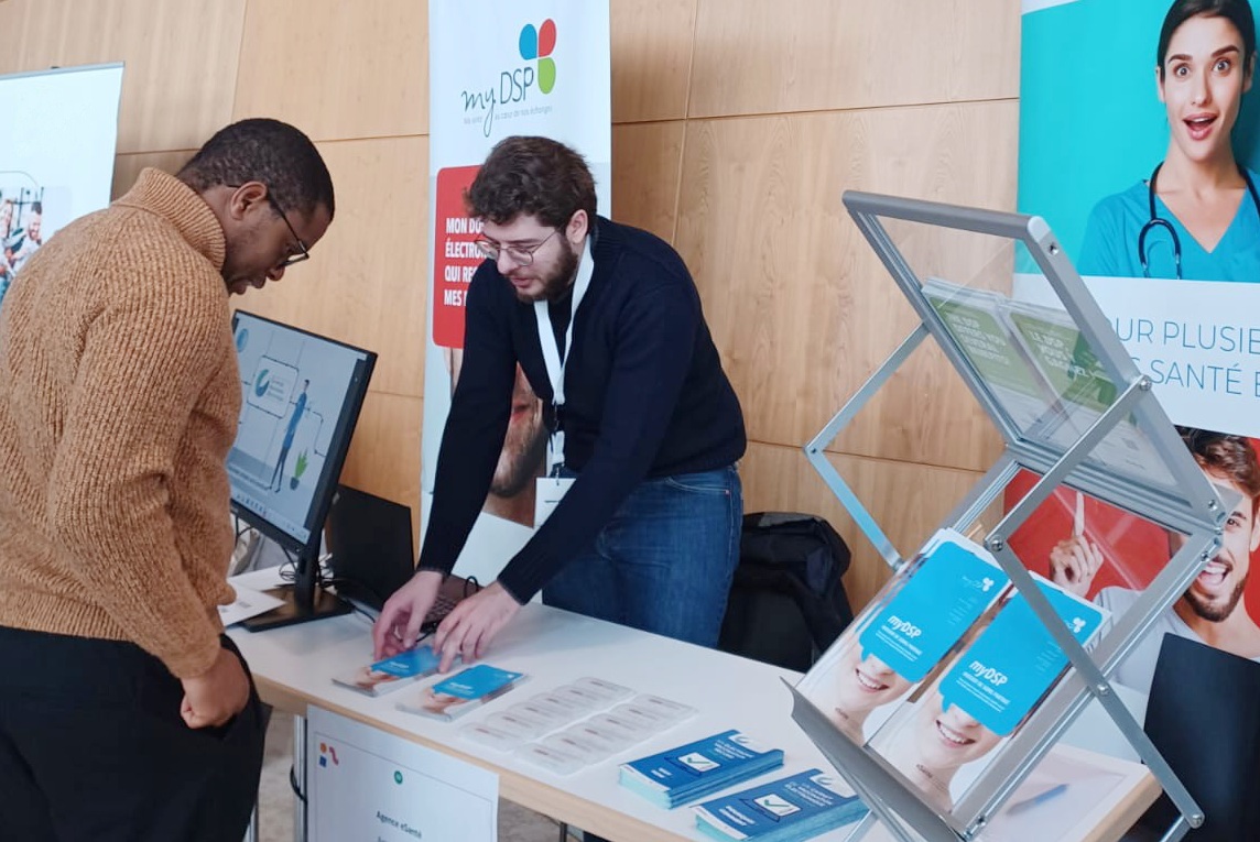 Membre de l'Agence expliquant le DSP à un visiteur