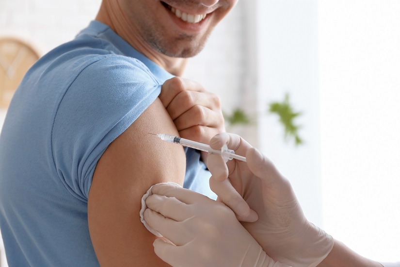 Homme qui se fait vacciner