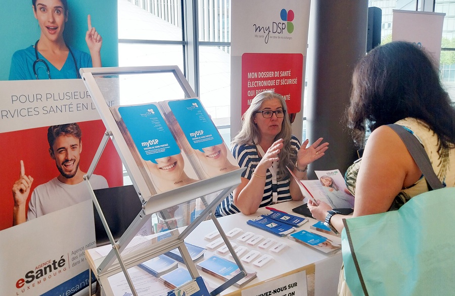 Membre de l'Agence sur stand avec visiteur