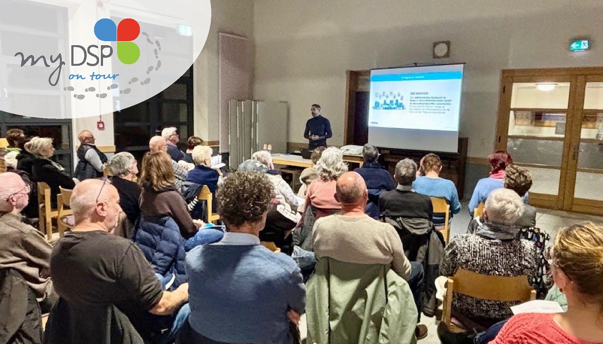 Membre de l'Agence faisant présentation devant un groupe de personnes