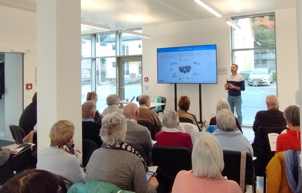 Membre de l'Agence faisant présentation devant un groupe de personnes