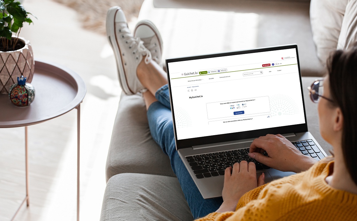 Personne sur un canapé avec ordinateur