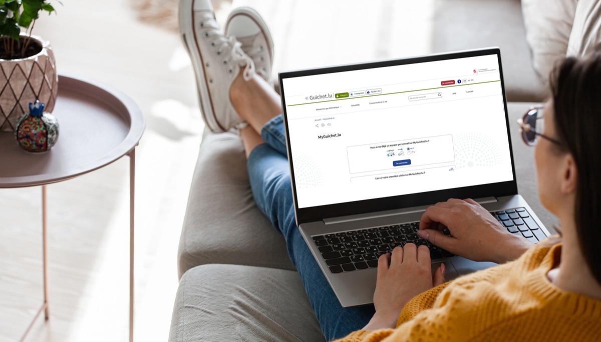 Personne devant écran sur le site myguichet.lu