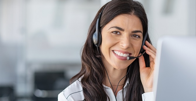 Femme avec casque Helpdesk