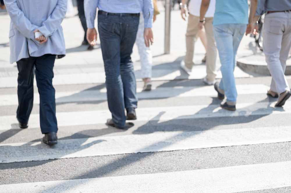 Personnes qui traversent la rue