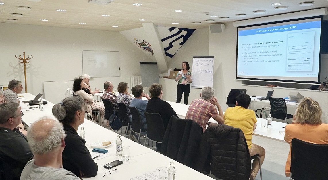 Membre de l'Agence faisant présentation devant groupe