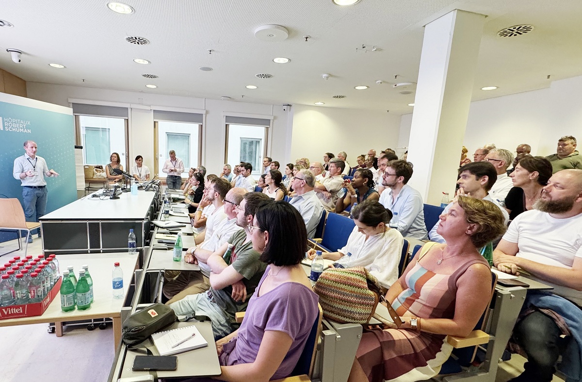 Salle avec médecins présents et membre de l'Agence qui présente