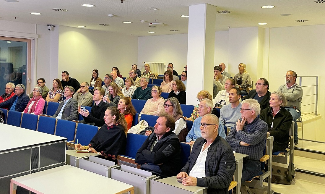 Salle avec médecins présents