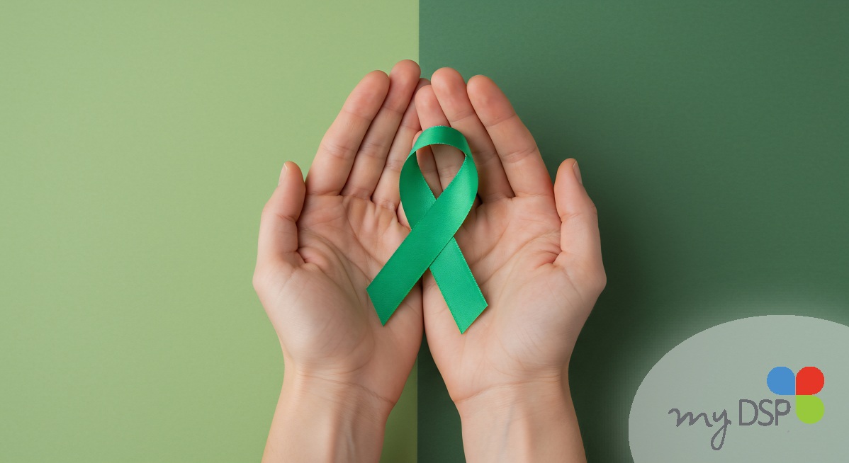 Main ouverte avec ruban vert