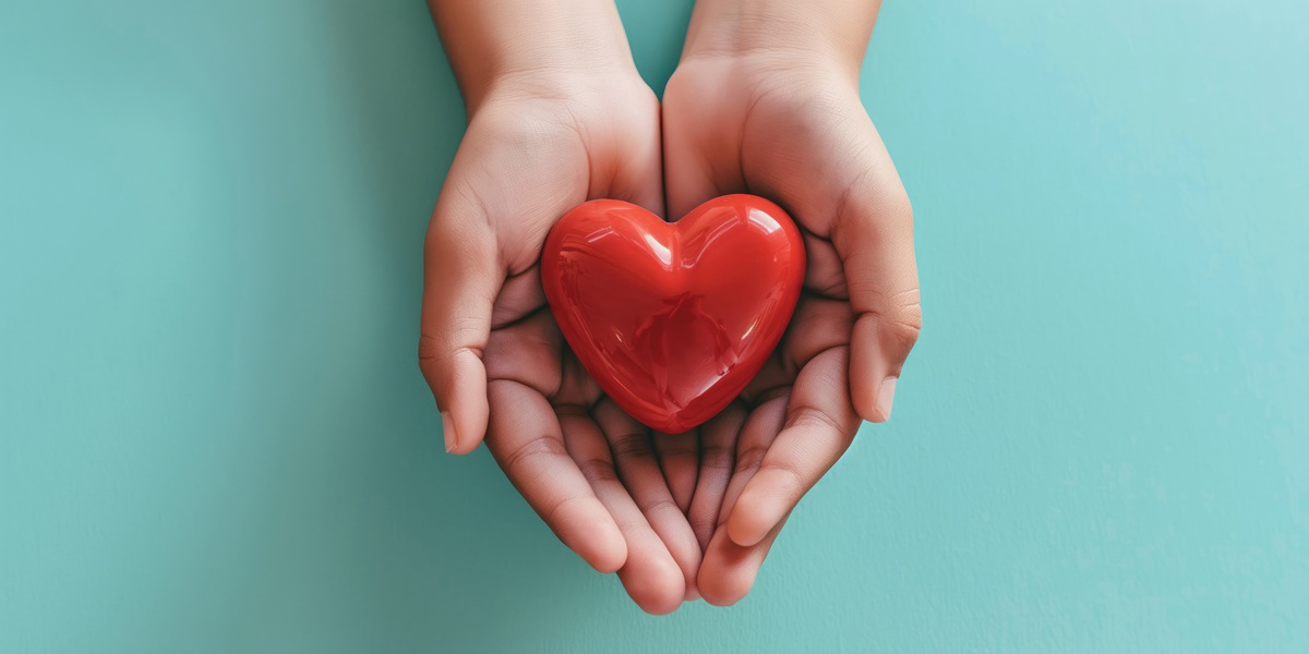 Deux mains qui tiennent un coeur