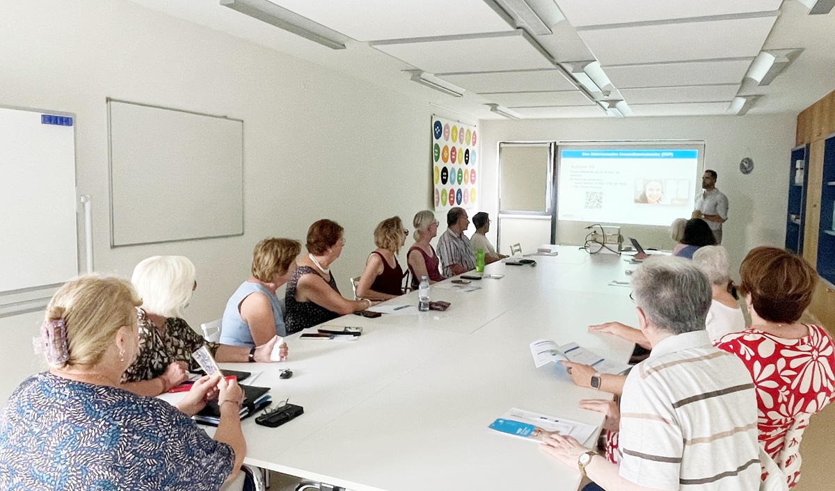 Membre de l'Agence expliquant le DSP à un groupe de personnes