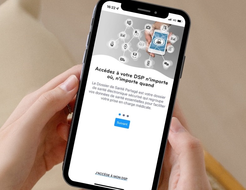 Personne qui consulte l'application MyDSP sur son smartphone