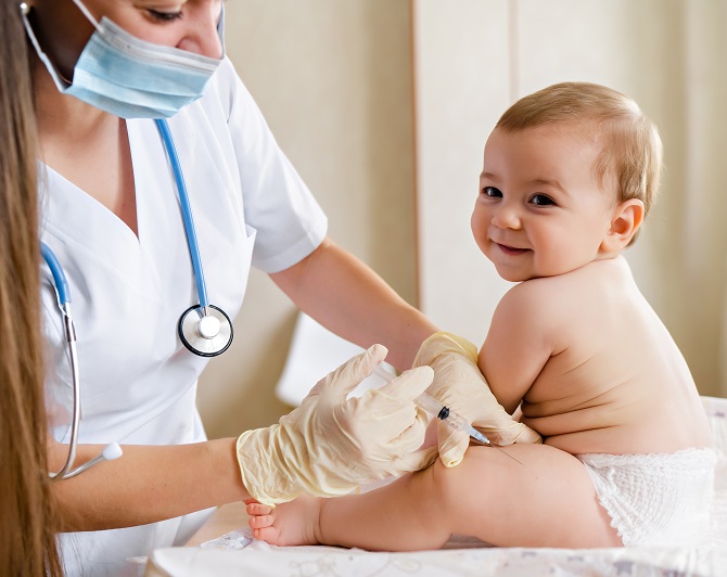 Médecin qui vaccine un bébé