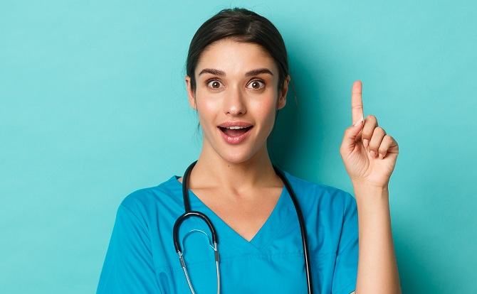 Femme médecin qui lève l'index