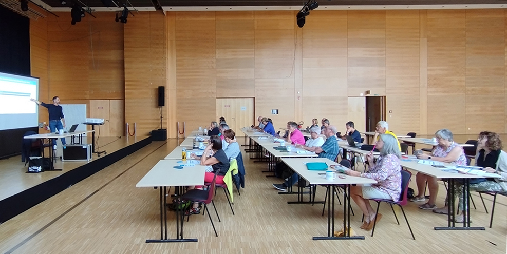 Membre de l'Agence faisant présentation devant groupe