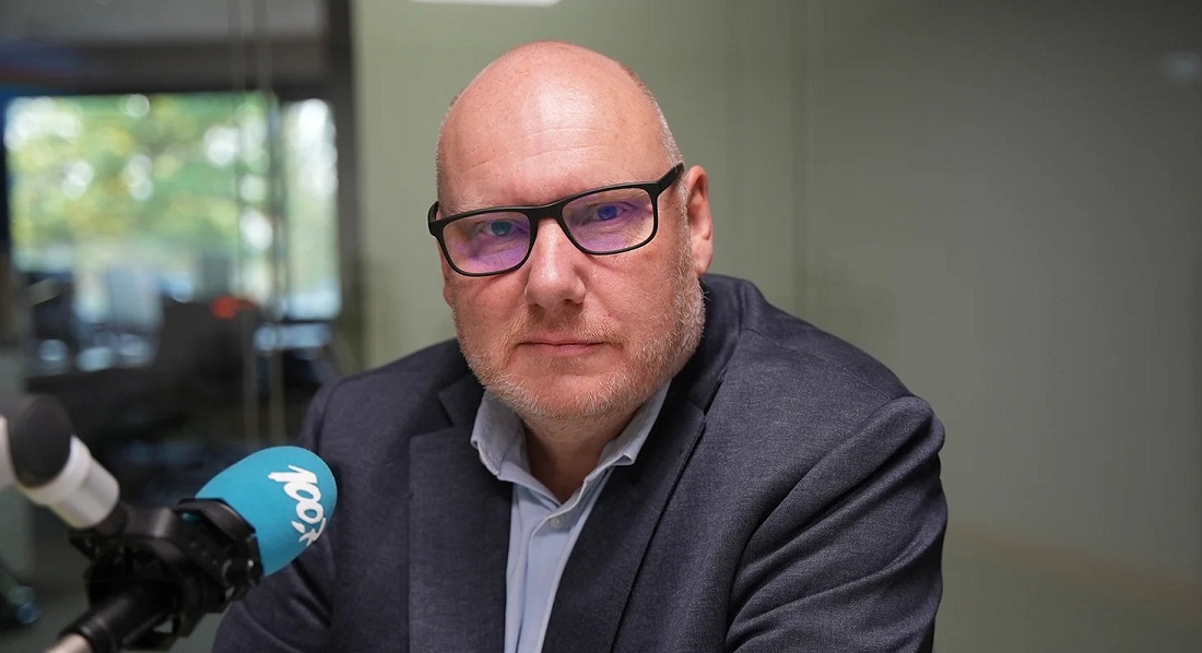 Ian Tewes devant micro de radio 100,7