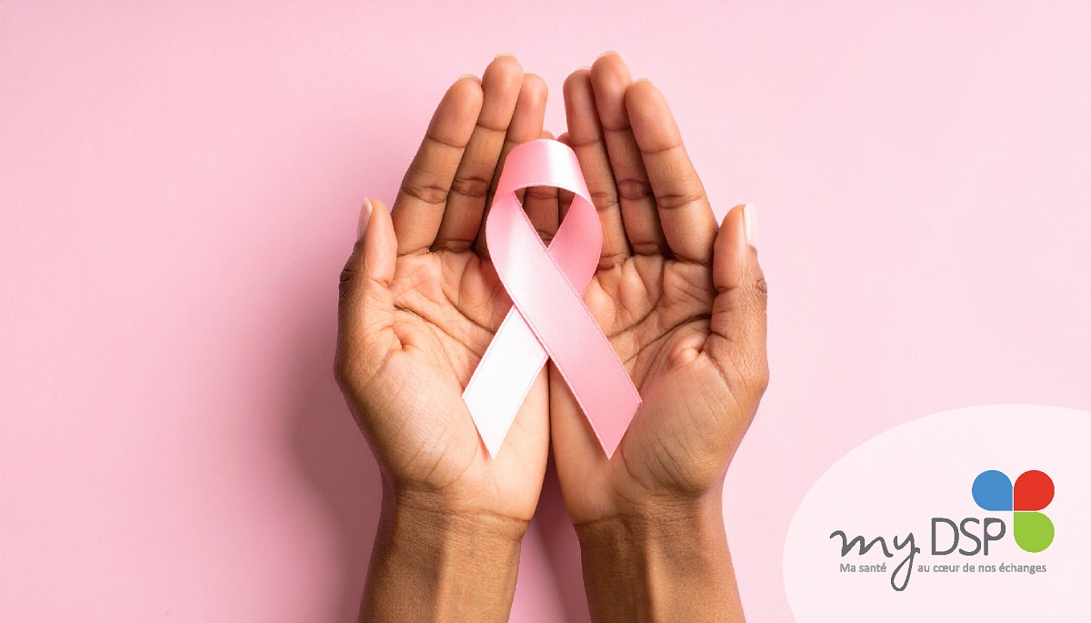 Main avec ruban rose