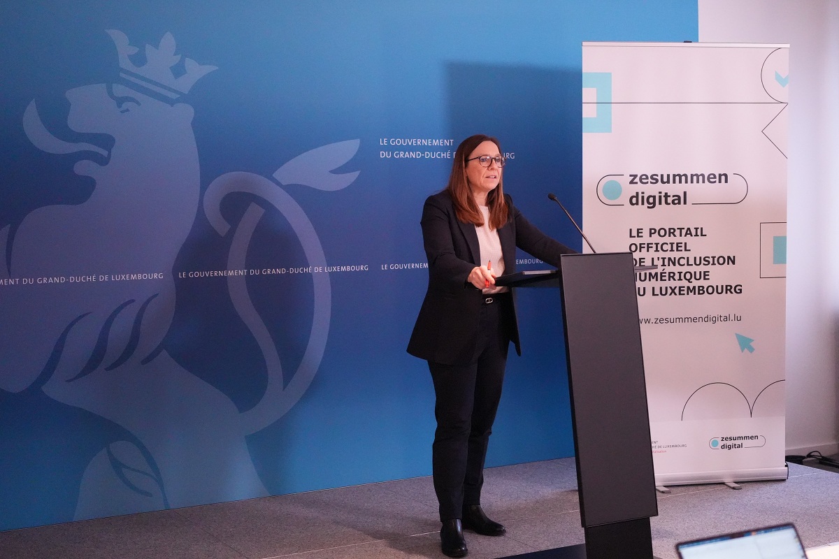 Ministre derrière pupitre