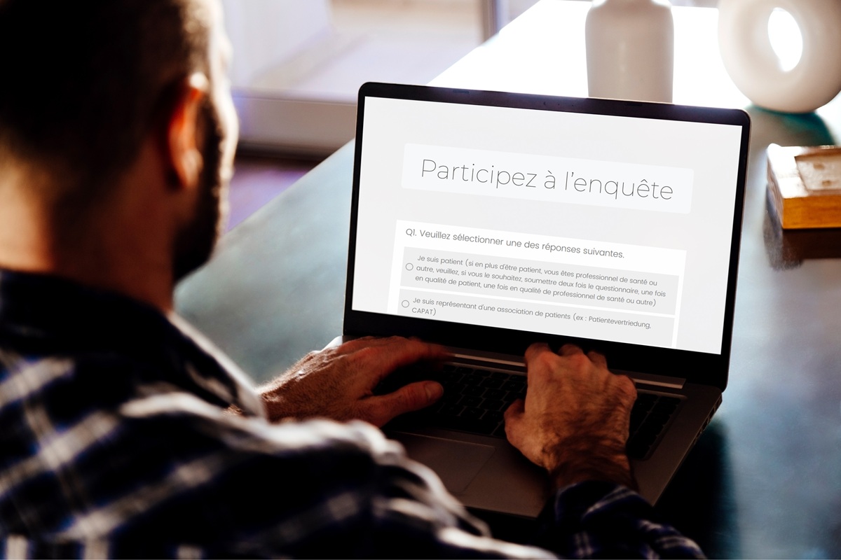 Personne devant écran remplissant le formulaire en ligne