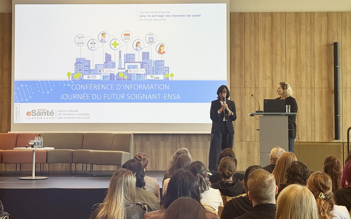 Deux experts métiers de l'Agence faisant présentation devant un groupe de personnes