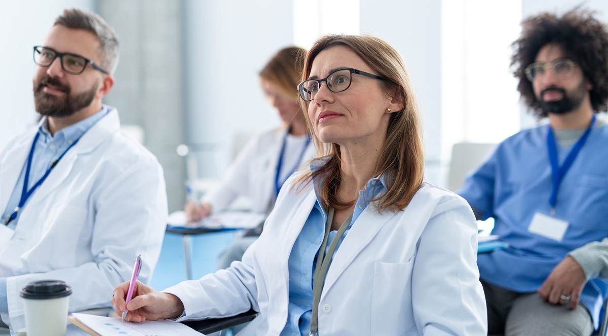 Eng Grupp Dokteren an engem Raum déi lauschteren