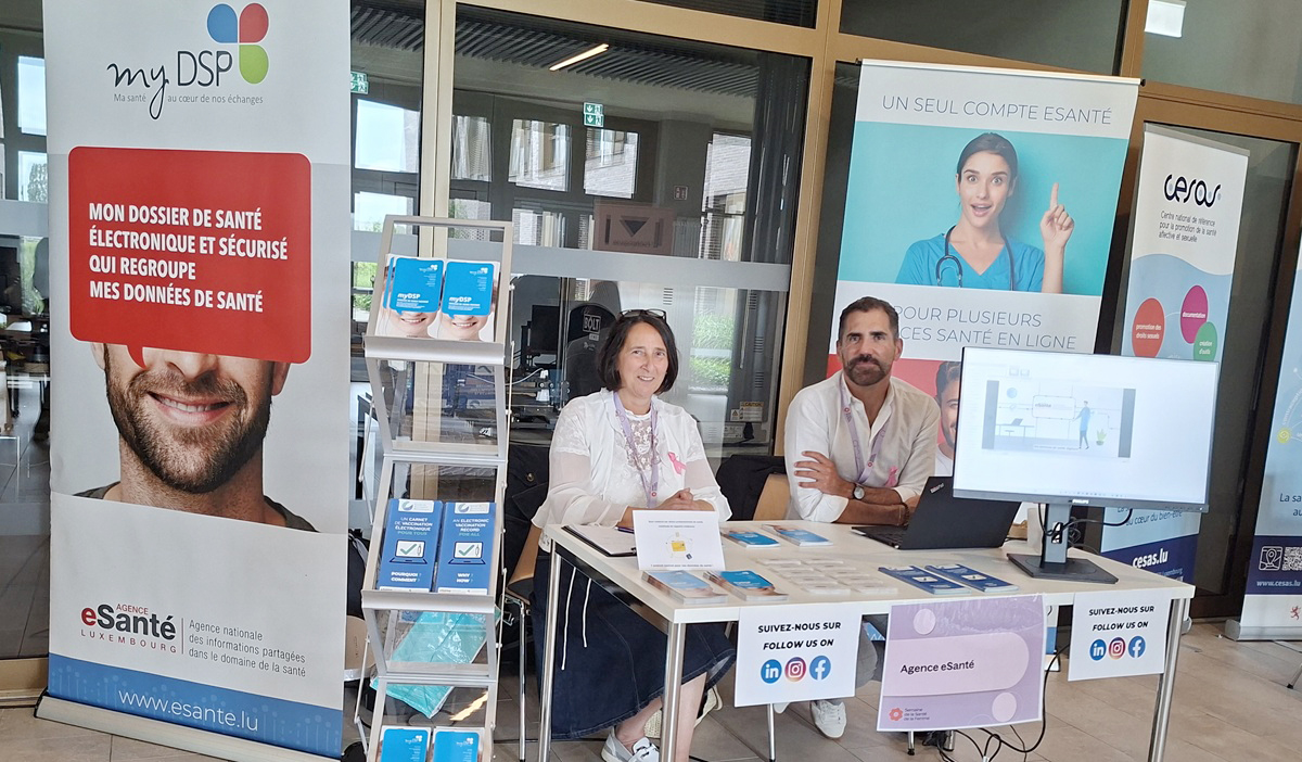 Deux membres de l'Agence présents sur le stand