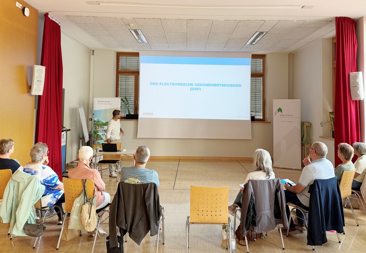 Membre de l'Agence expliquant le DSP à un groupe de personnes