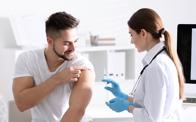 Homme qui se fait vacciner